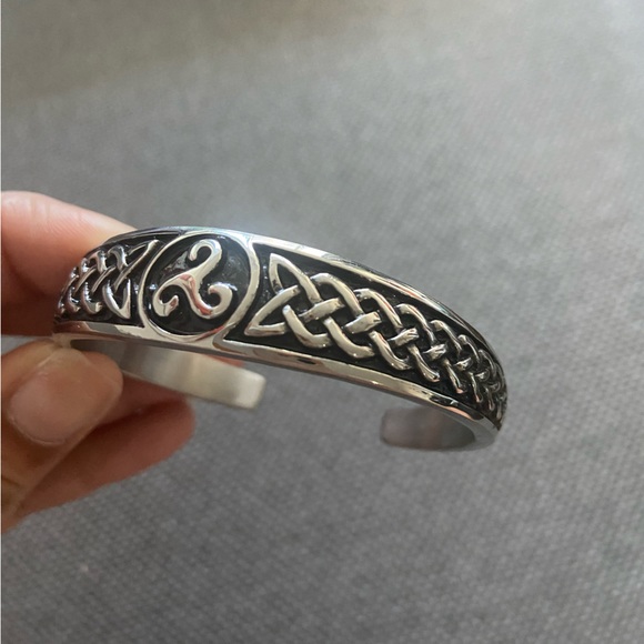 Stainless Steel black & silver cuff bracelet - Tribal design - Picture 5 of 5